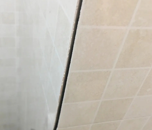郴州瓷砖空鼓维修公司分享阳台瓷砖脱落的修复过程可以分为以下几个步骤