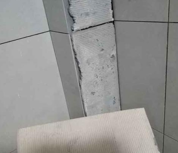 郴州瓷砖空鼓维修公司分享下厨房瓷砖脱落的补救措施。